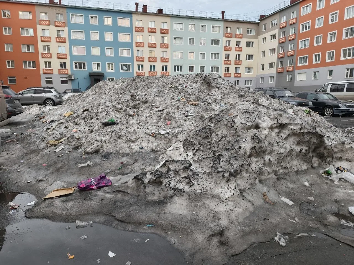 В Норильске прошёл первый общегородской субботник. На уборку города вышли сотрудники мэрии и муниципальных служб, жители субботник проигнорировали 