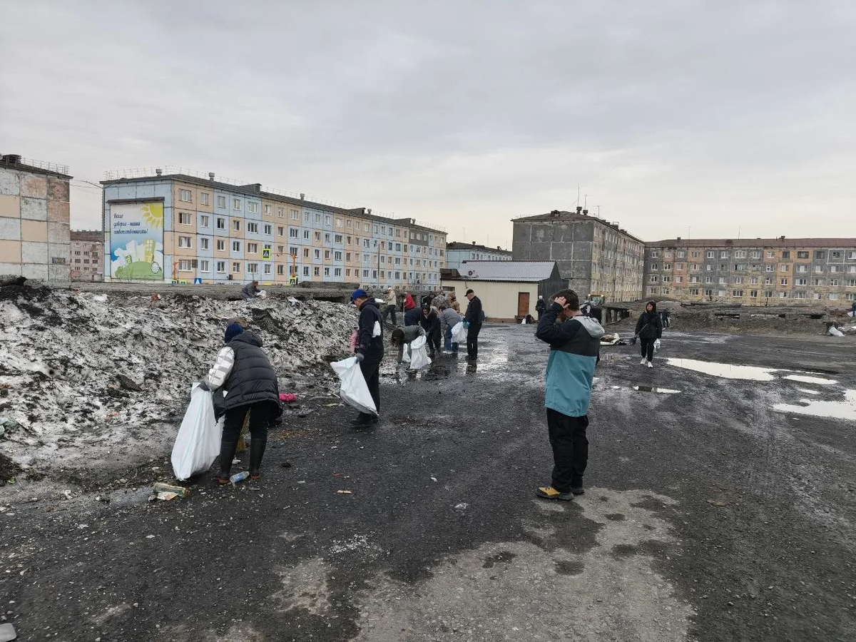 Глава Норильска и все сотрудники администрации «отчаянно» убирали город