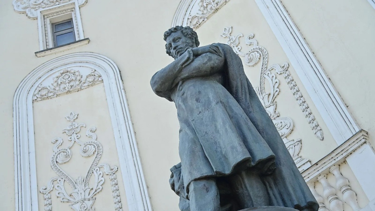 Памятник А.С.Пушкину у стен Татарского государственного академического театро оперы и балета имени Мусы Джалиля, расположенного на улице, носящей имя великого русского поэта