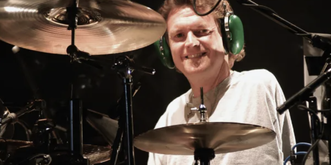 Однорукий барабанщик Def Leppard: как музыкант потерял руку в страшной аварии, но обманул судьбу и заиграл ногами