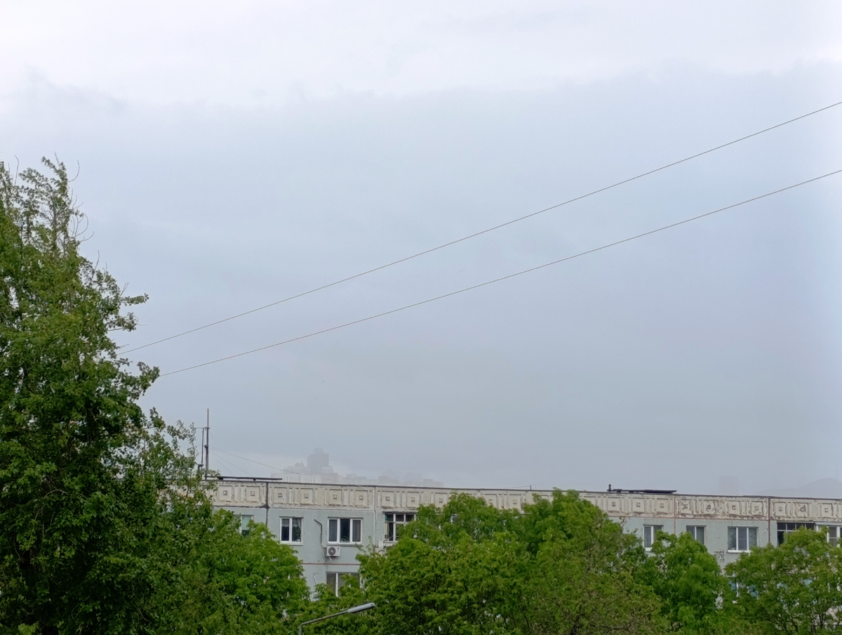 Однажды меня спросили, мол, правда ли, что во Владивостоке можно с земли увидеть крышу многоэтажки. Правда. Фото автора.