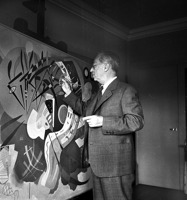 Кандинский, фотография с Композицией X, 1940 г.