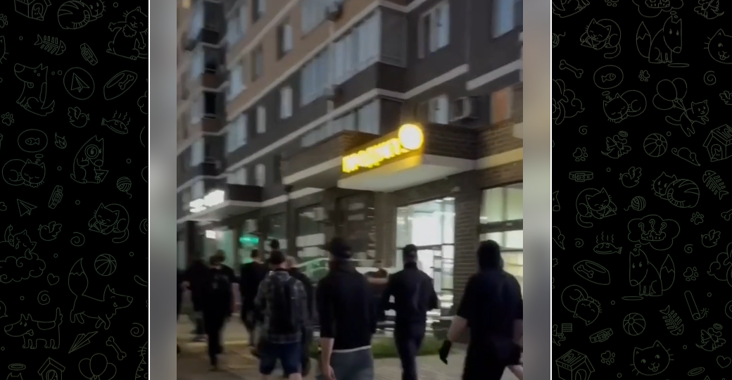 "У себя дома так вести себя будете!": в Балашихе мигранты распивали на детской площадке и вызвали подмогу