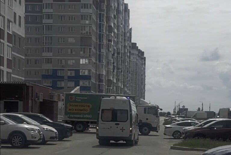 Грузовик «Пятёрочки» перегородил путь «Скорой» в Брянске на Старом аэропорту