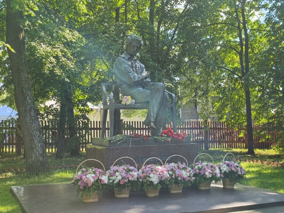    ПАмятник Пушкину рядом с господским домом. Екатерина МАРКЕЛОВА