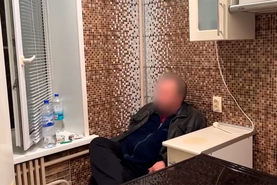    В 2025 году Олега Сбродова задержали по подозрению в убийстве семи человек и покушении на жизнь еще одного. Кадр видео