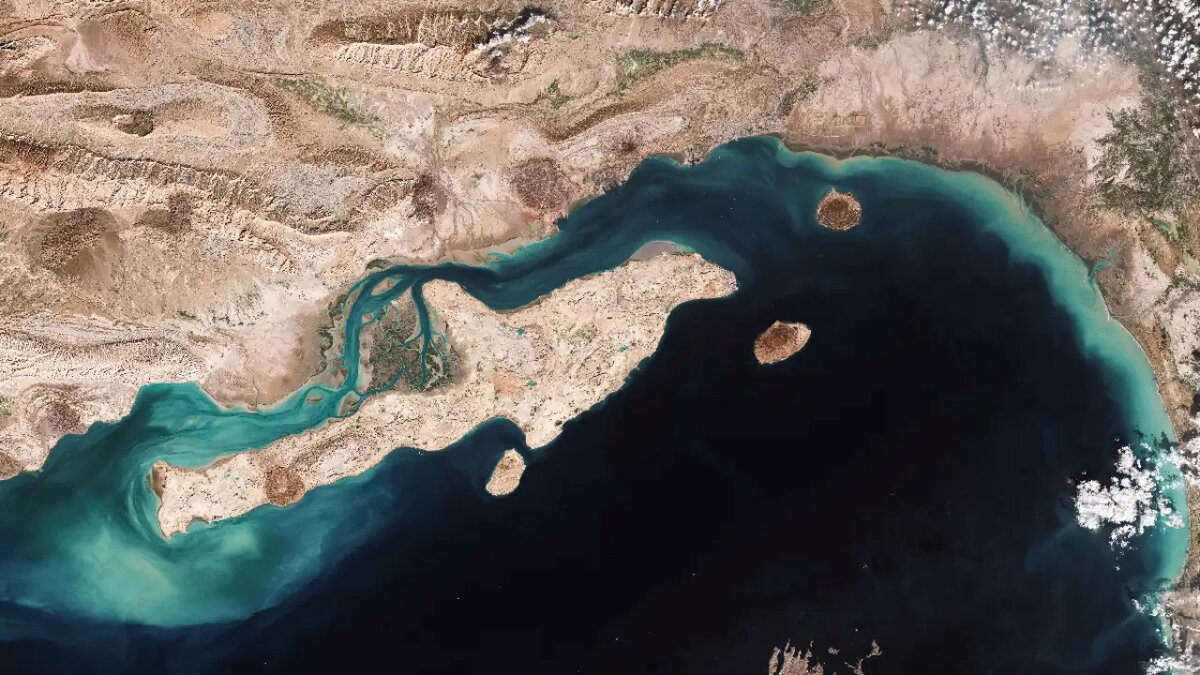    Ормузский пролив. © Contains modified Copernicus Sentinel data 2020, CC BY-SA 3.0 IGO, via Wikimedia Commons