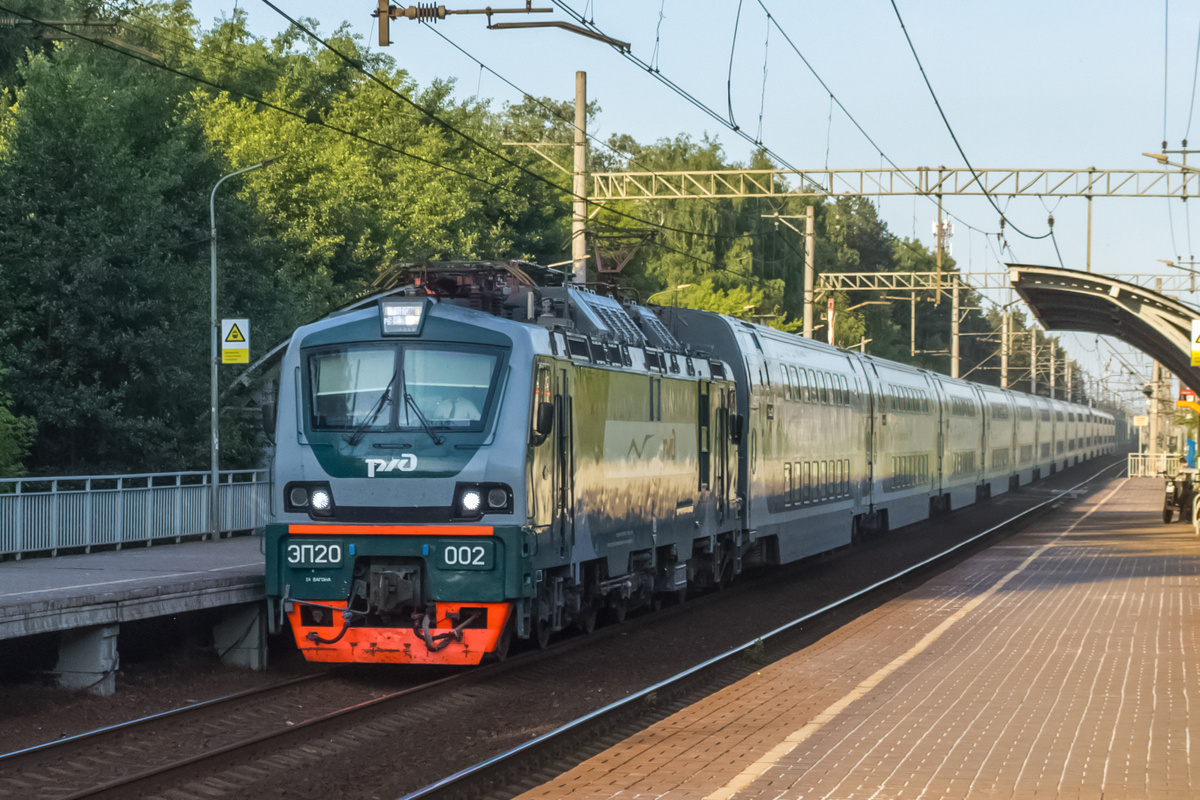 Электровоз ЭП20-002 с фирменным двухэтажным поездом "Буревестник" сообщением Нижний Новгород - Москва. 