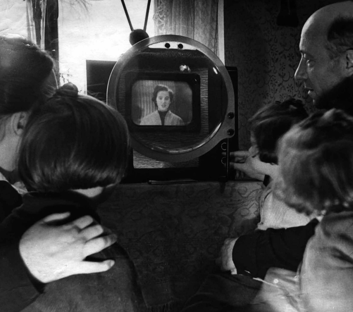 Телезрители у телеприемника марки "КВН" смотрят телепередачу с участием диктора Лилии Александровны Лихановой 1958-1960 г.г.