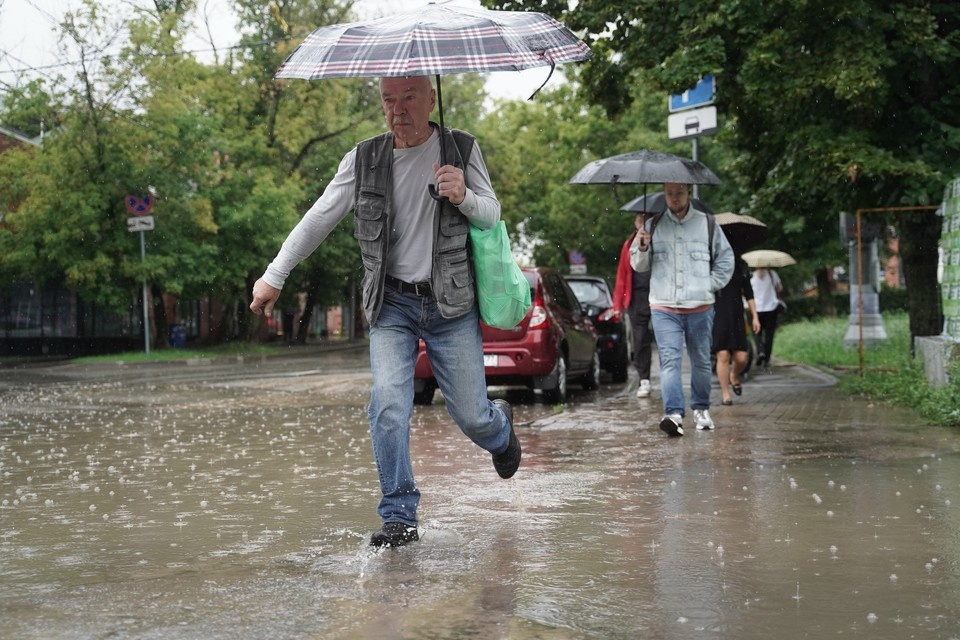    В непогоду по возможности стоит остаться дома. Евгения ГУСЕВА
