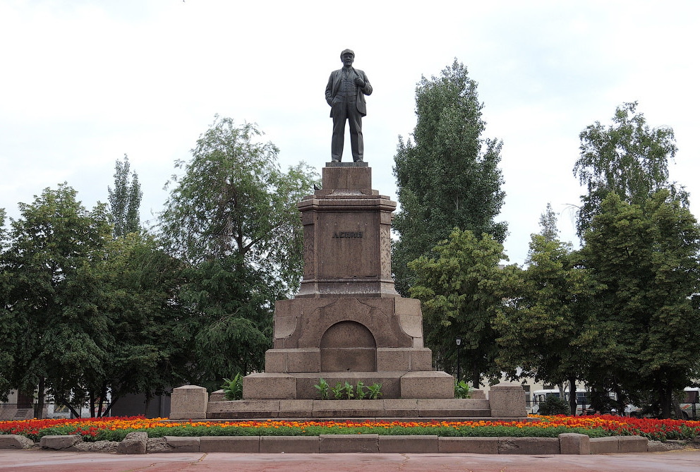 Памятник Владимиру Ленину на площади Революции в Куйбышеве (Самаре)