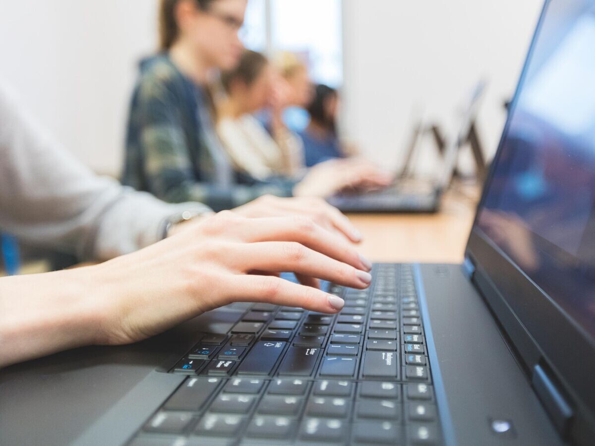    Ученицы работают за ноутбуком во время занятий | © iStock.com / izusek