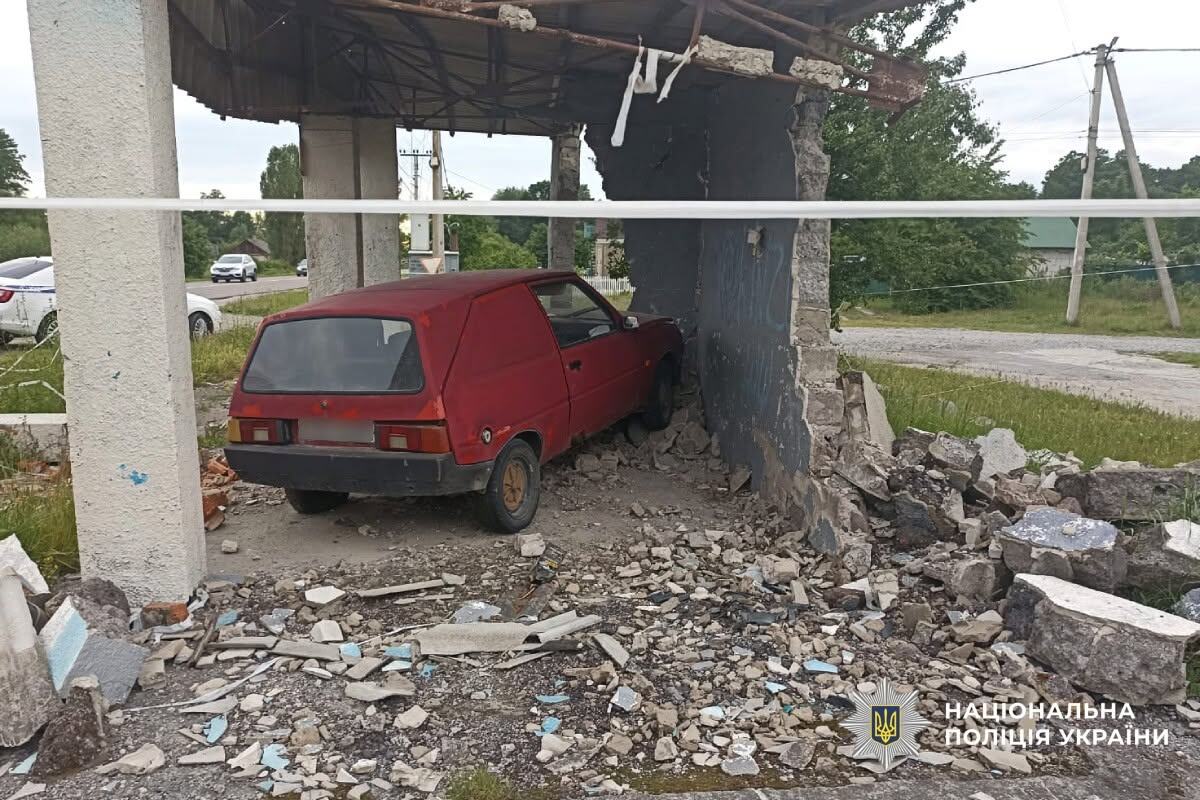    В Хмельницкой области пьяный водитель с тремя детьми в «Таврии» врезался в автобусную остановку