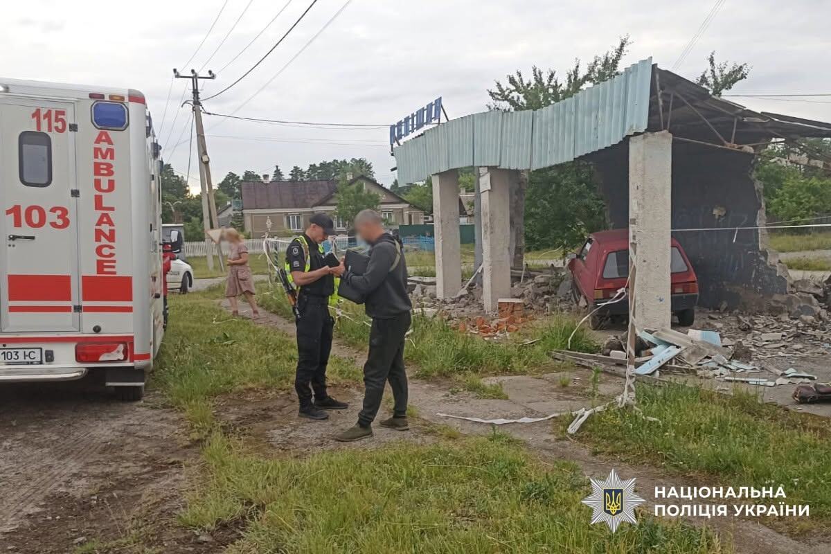    В Хмельницкой области пьяный водитель с тремя детьми в «Таврии» врезался в автобусную остановку