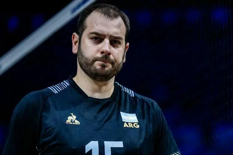 Новоиспеченный, связующий игрок Локомотива Новосибирска. - Лучано Де Чекко.