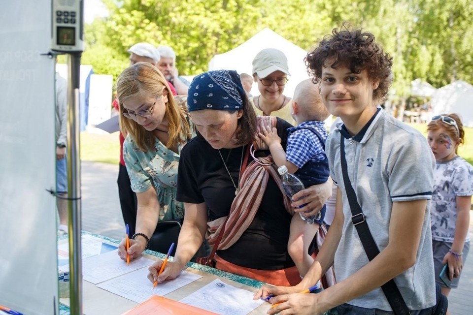    Сбор подписей в поддержку Троицкого собора. Фото: Томская епархия