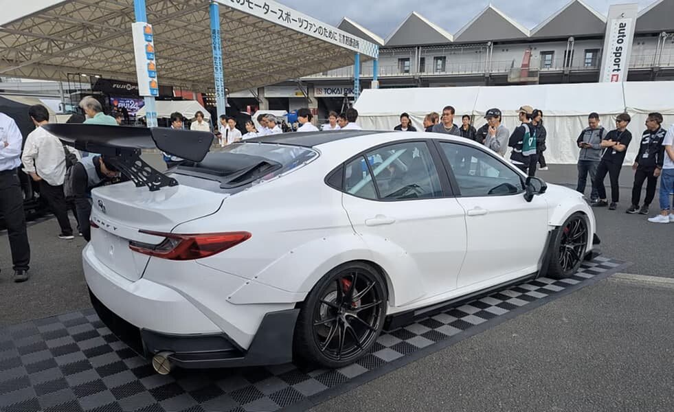 Двухмоторная Camry
