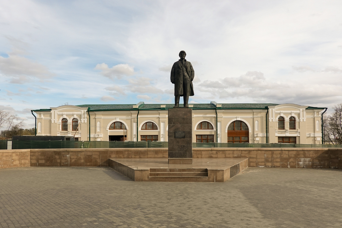 Площадь Ленина, 4.