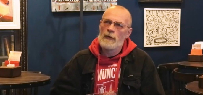 Сергей Нижников, звукорежиссёр, барабанщик групп ТАЙГА, ОРКЕСТР ОДНОРАЗОВОЙ МУЗЫКИ, УЛИЦА МОРГ в  новосибирском баре-галерее "Неяэтопредложил" 