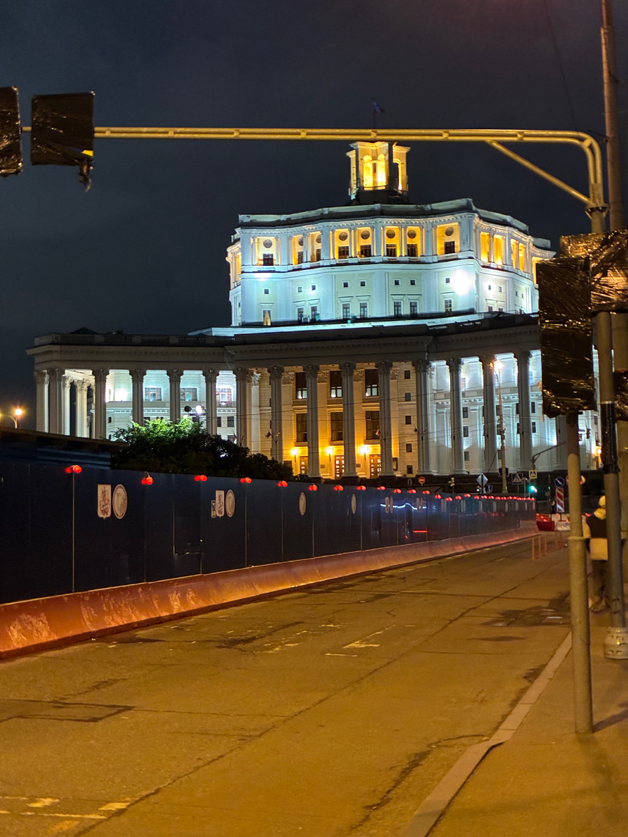 Вот такой красивый вид поздно вечером по пути от гостиницы к метро