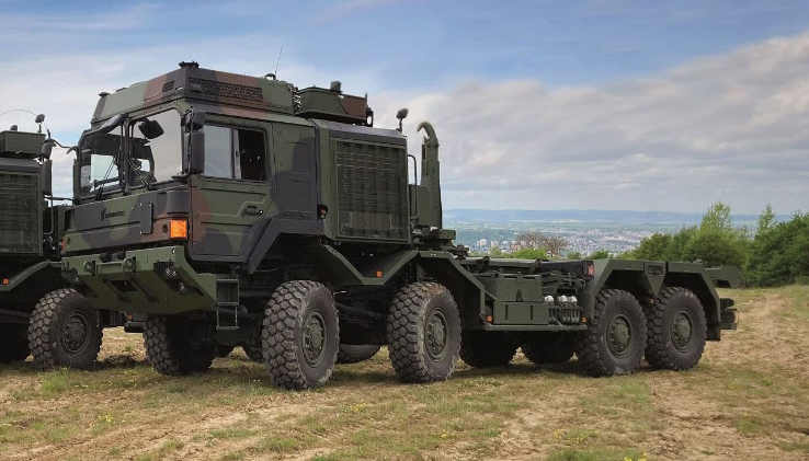 Nachdem bereits drei Tranchen Logistikfahrzeuge aus einem Rahmenvertrag mit Rhein-
metall abgerufen wurden, legt die Bundesregierung jetzt noch einmal nach.
Foto: BS/ Rheinmetall