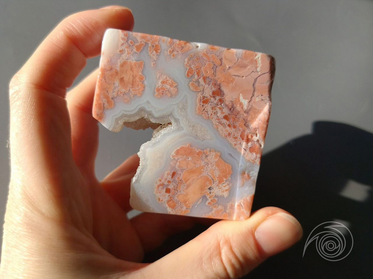 Полированный спил Candy Floss Jasper (фото Умница Разумница Авито)