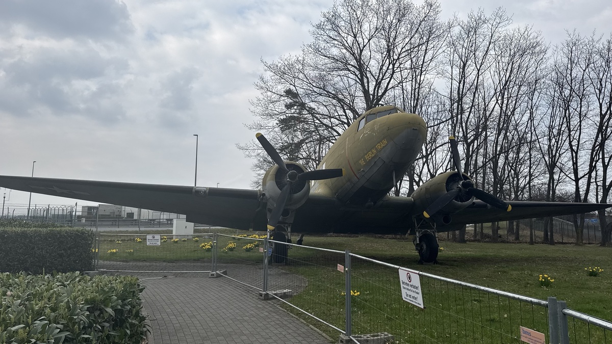 21.03.2026 Berlin Airlift Memorial / Luftbrückendenkmal. Fankfurrt am Main. Douglas C-47 Skytrain (также известный как DC-3). Самолет окрашен в оливково-зеленый цвет и имеет надпись "The Berlin Train" на носовой части. Автор: Елена Мельникова (plennica_neba)