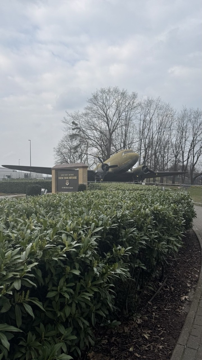 21.03.2026 Berlin Airlift Memorial / Luftbrückendenkmal. Fankfurrt am Main. Douglas C-47 Skytrain (также известный как DC-3). Самолет окрашен в оливково-зеленый цвет и имеет надпись "The Berlin Train" на носовой части. Автор: Елена Мельникова (plennica_neba)