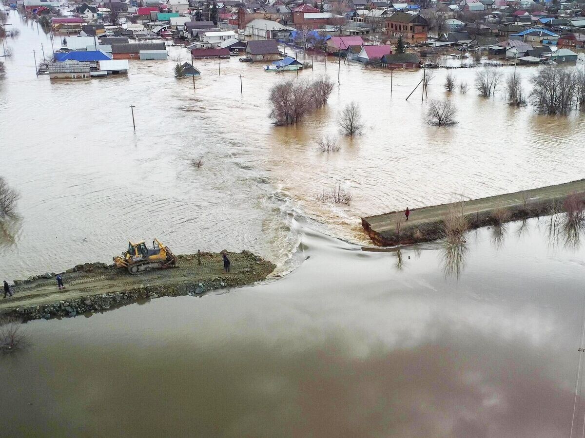    Место прорыва насыпной дамбы в Орске | © РИА Новости