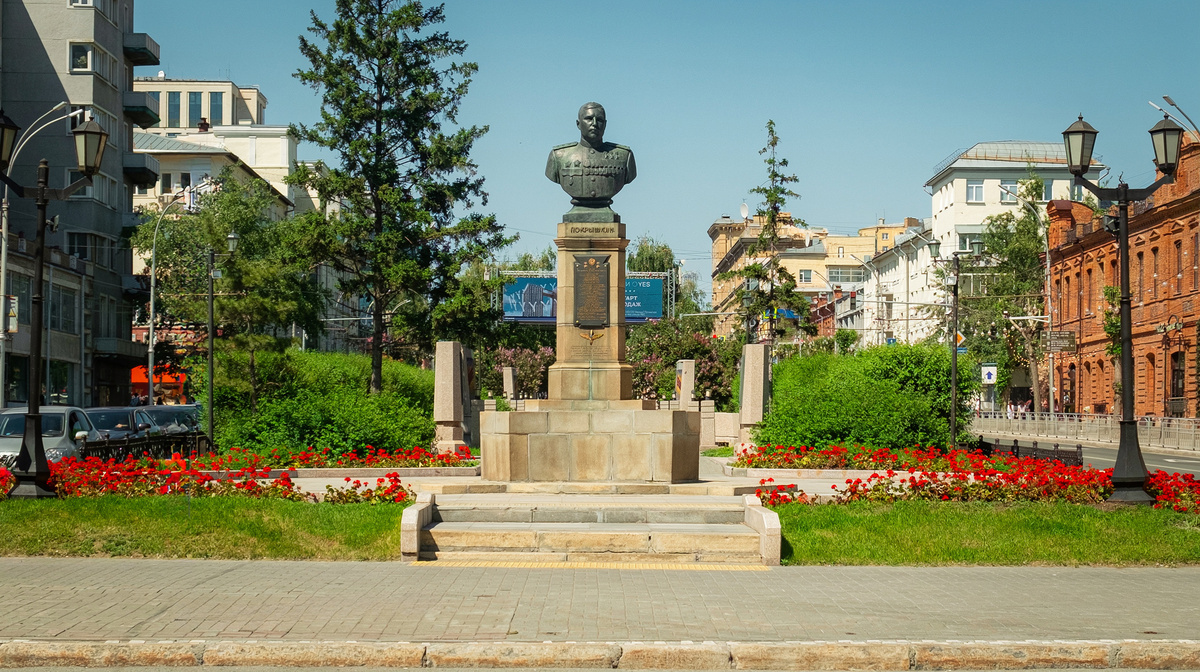 Бюст Александра Ивановича Покрышкина. Новосибирск. Фотография - www.openmainphoto.ru