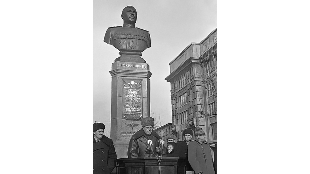 Бюст Александра Ивановича Покрышкина. Новосибирск. Историческая фотография.