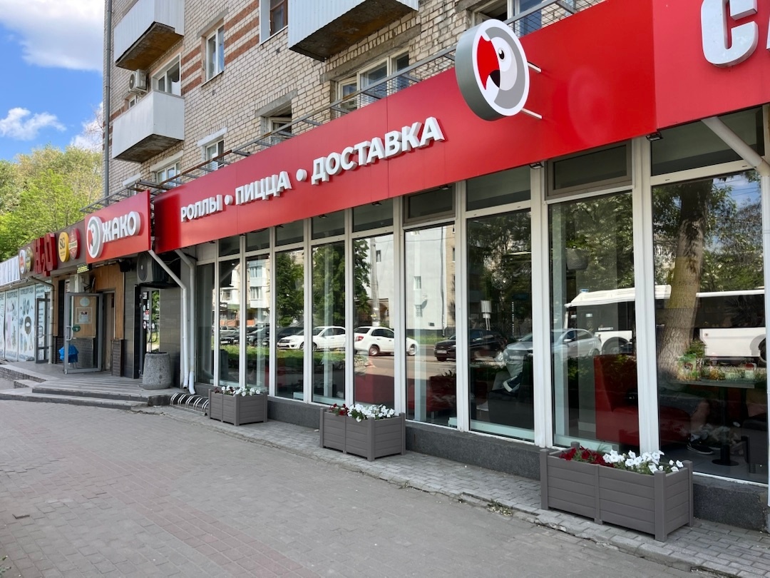 Клумбы с цветами у кафе на Ленинградской, 47