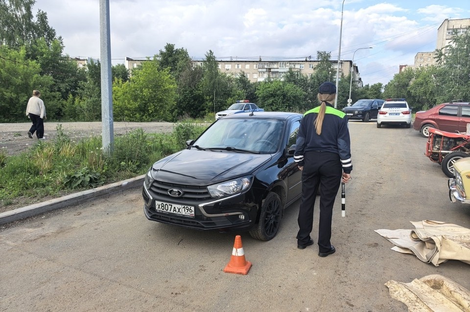    Группа детей шла прямо перед машиной, и когда один из них дернулся в сторону автомобиля, водитель на него наехал. Фото: Госавтоинспекция Свердловской области