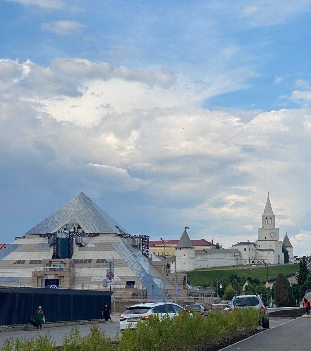 "Пирамида" и вид на Казанский Кремль