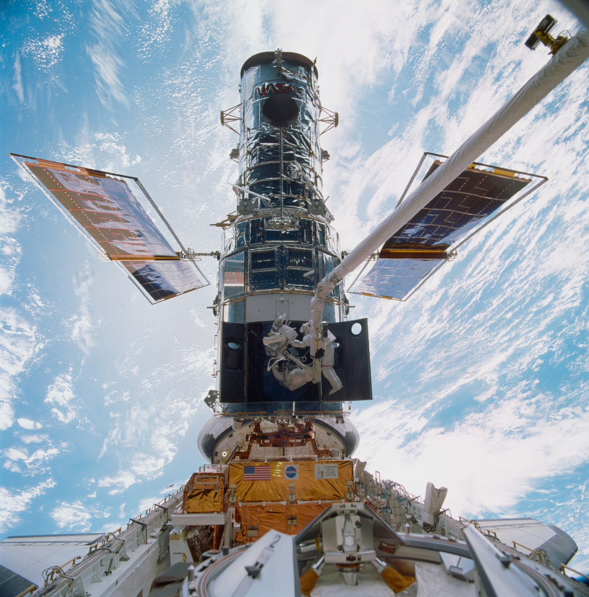 Телескоп "Хаббл".                                                   Askeuhd / на основе фотографий NASA / [CC BY 4.0]