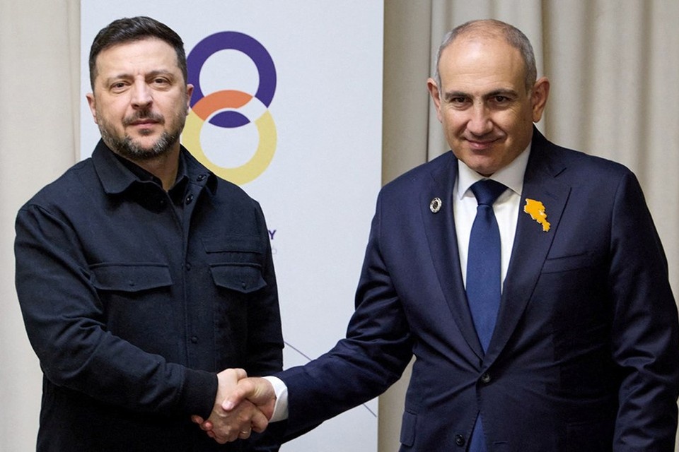    Украинский лидер поздравил Николу Пашиняна, который месяц назад поил Зеленского в Ереване многолетним коньяком REUTERS