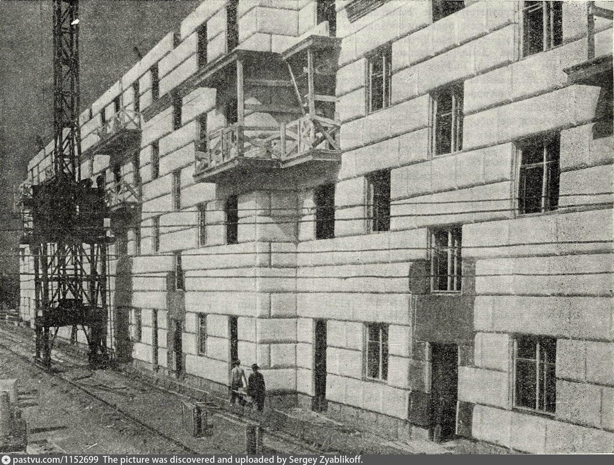 Строительство дома со стороны двора, 1939. С сайта www.pastvu.com.