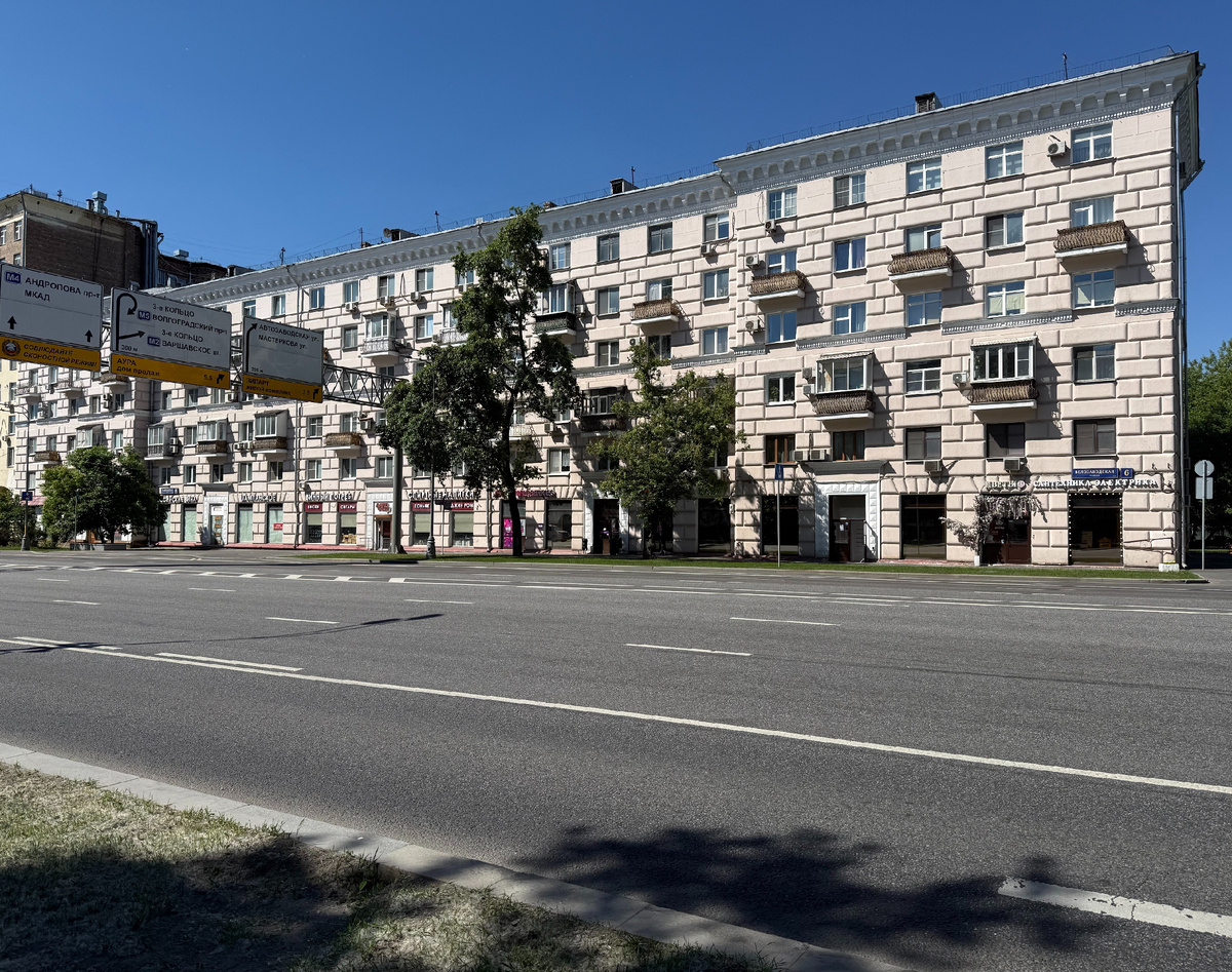 Дом №6 на Велозаводской улице, 2026. Фото моё. Далее в галерее я покажу другие такие же здания в Москве.