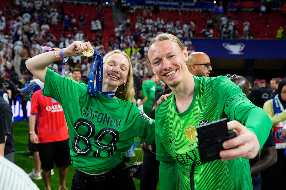     Марина Кондратюк и Матвей Сафонов / Glenn Gervot - PSG / PSG via Getty Images