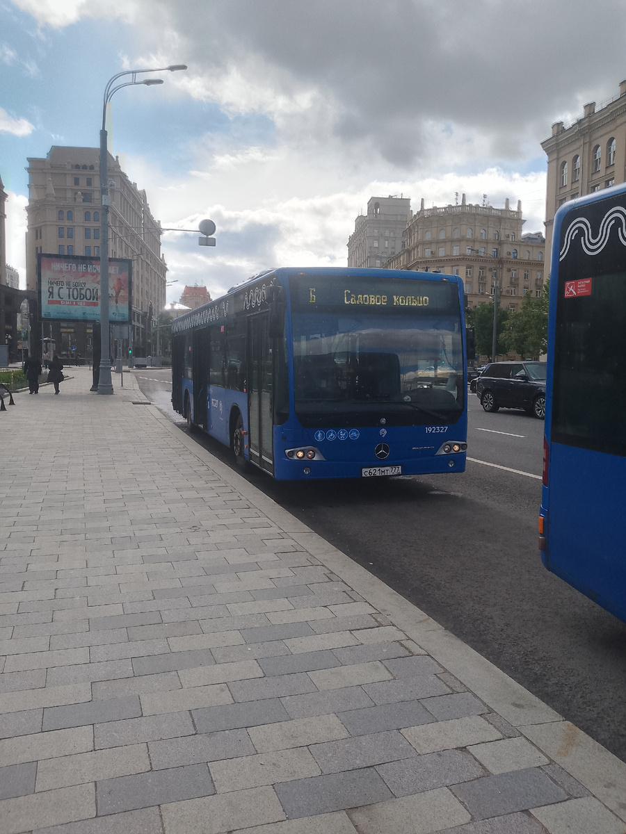Вот этот автобус и катал меня 28-мого мая. Пролистайте вниз, где вас ждёт больше картинок.