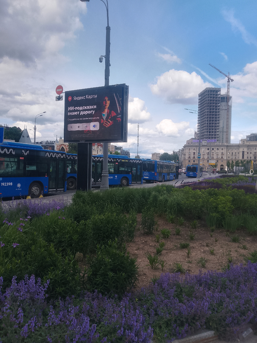 Построение автобусов возле Павелецкого вокзала. 