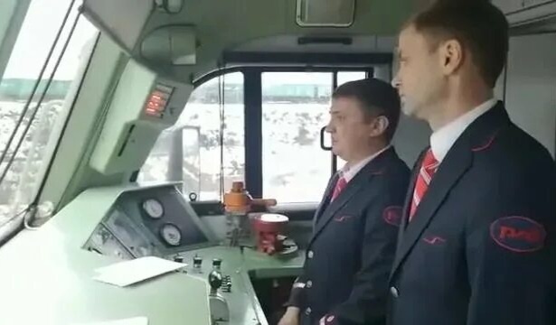 Что происходит в кабине локомотива за минуту до отправления.