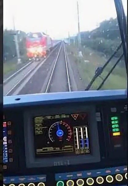 Встречный пассажирский поезд