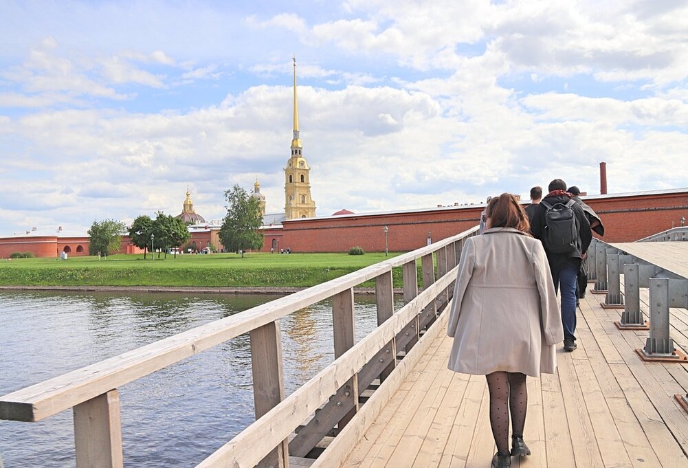 Прошли на Заячий остров по деревянному мосту.