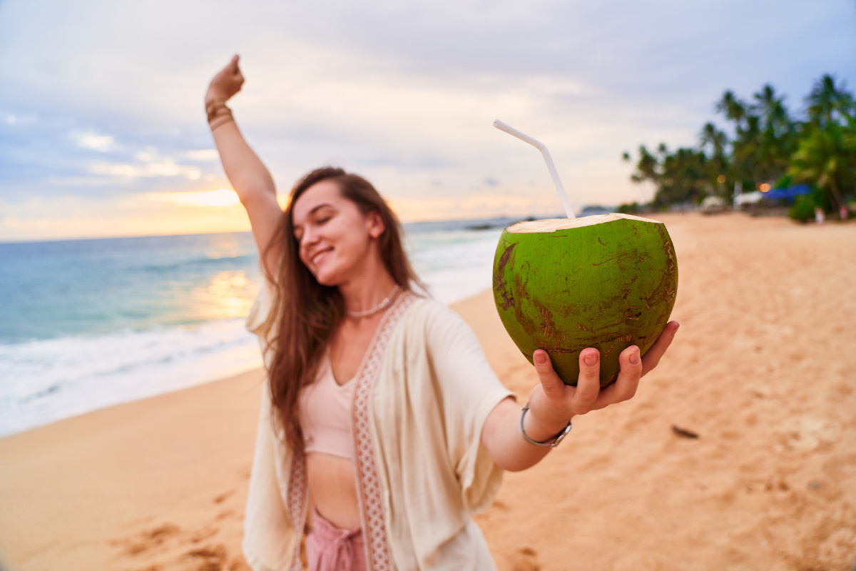 Кокос на закате на пляже. Купить туры в ЮВА выгодно в Sunmar