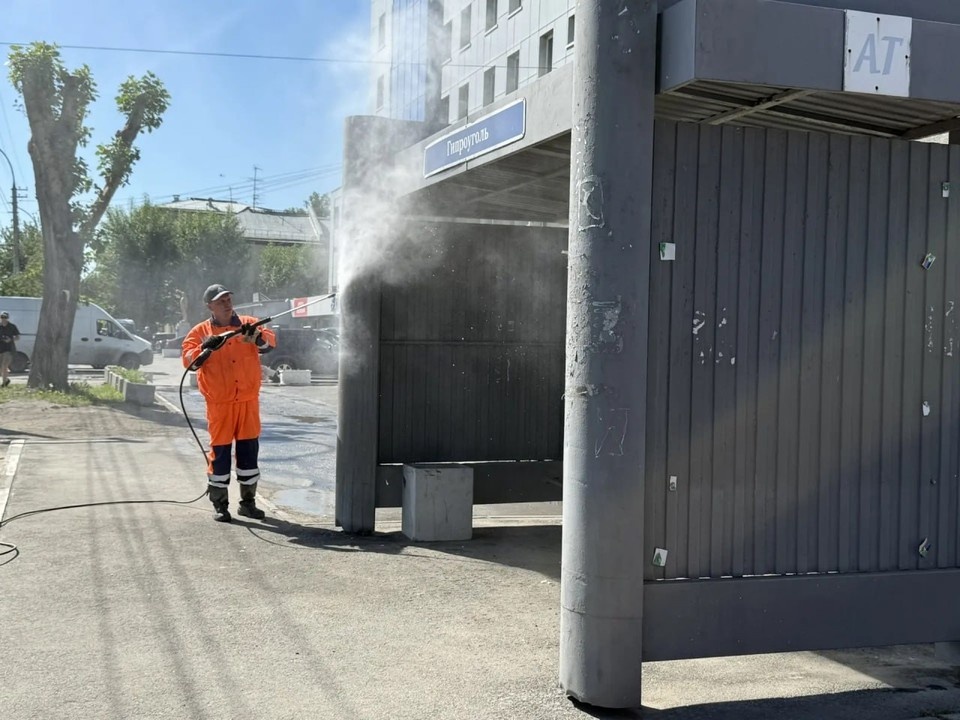    В день отмывают 18-20 остановок с помощью моек высокого давления и специального средства. Фото: мэрия Новосибирска.