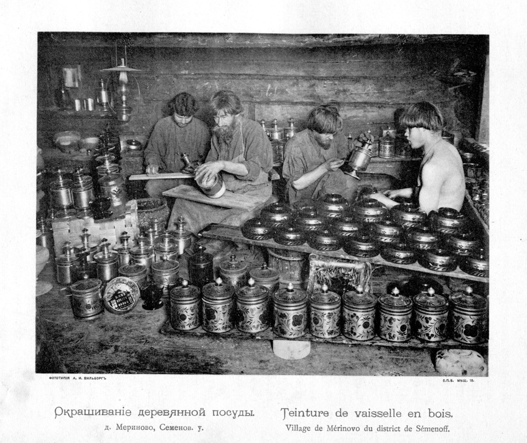 Окрашивание деревянной посуды. Деревня Мериново Семёновского уезда. 1896 год. Фотография из книги: Нижегородская губерния по исследованиям губернского земства. Выпуск II: Кустарные промыслы Нижегородской губернии / сост. М. А. Плотников. СПб., 1896