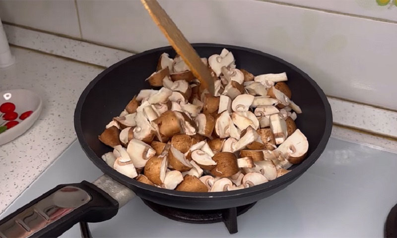 Грибная подлива к мясу и курице: универсальный рецепт, который делает любое блюдо особенным 