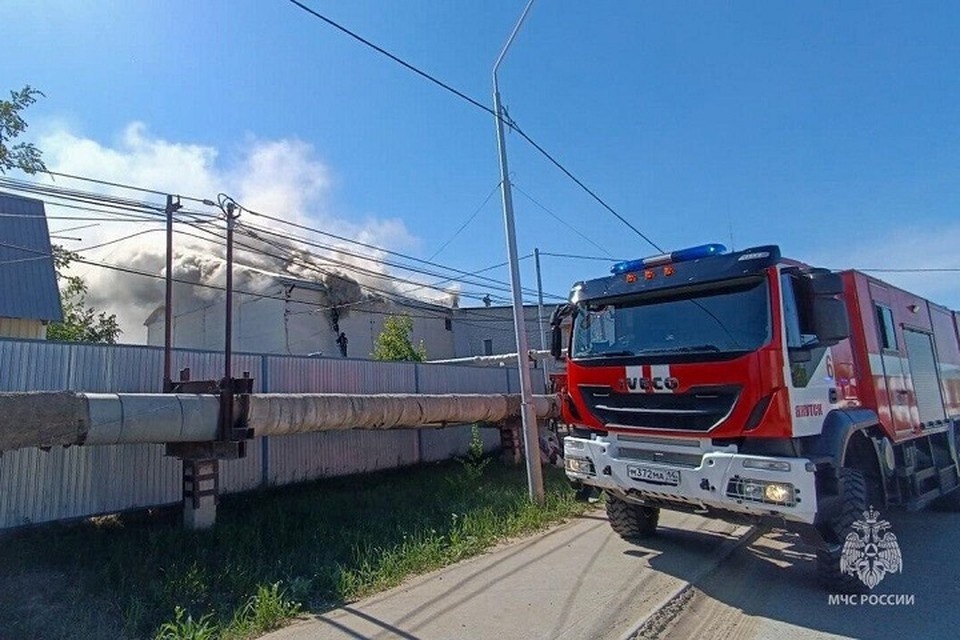    В здании на Чернышевского в Якутске загорелся потолок из-за короткого замыкания. Фото: МЧС Якутии