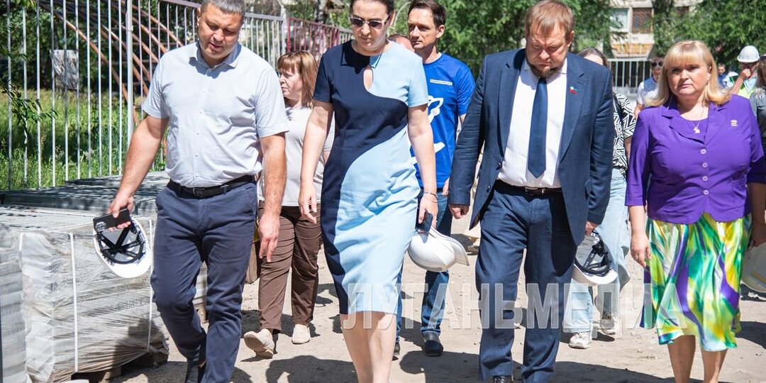 Партийный десант «Единой России» проверил ход ремонта Луганской гимназии № 52